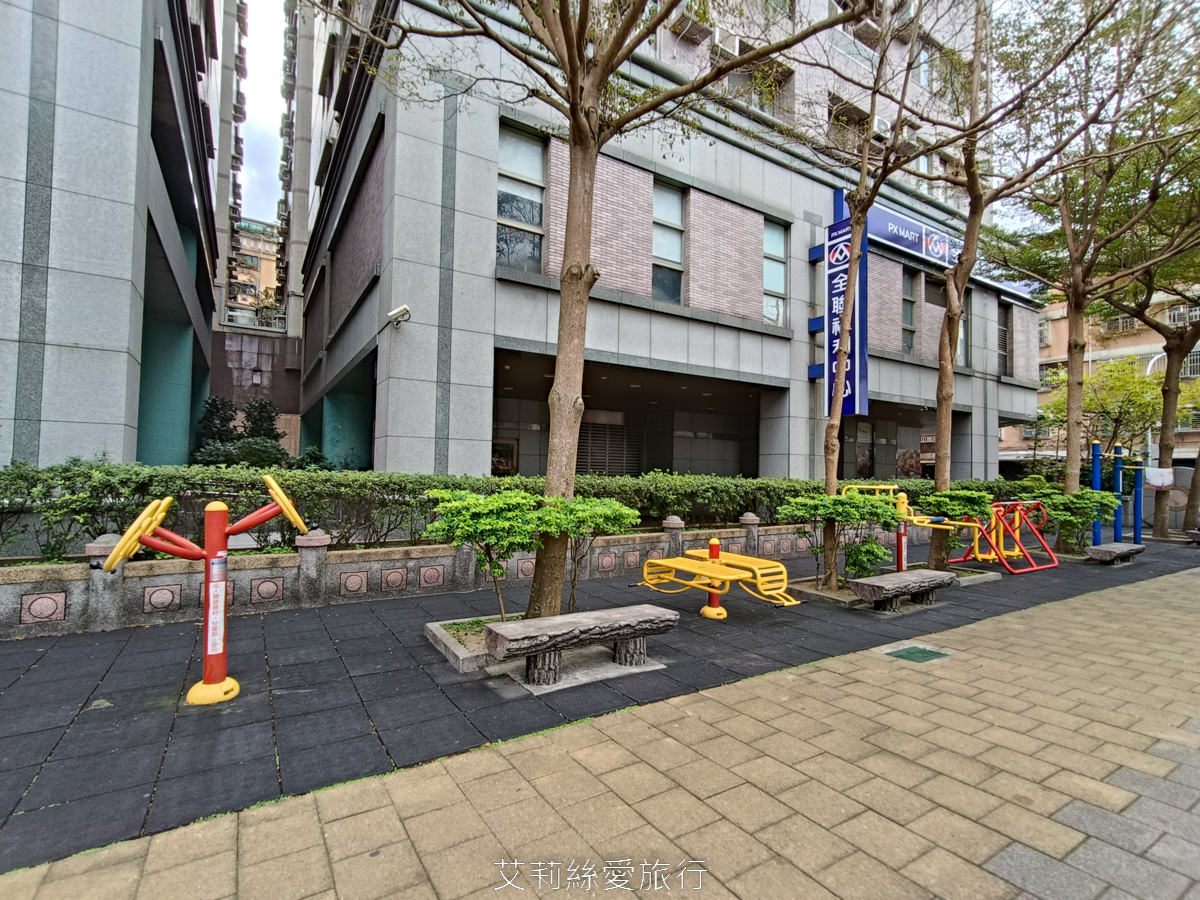 新北蘆洲景點 仁愛公園 夢幻山櫻花盛開了~同時賞櫻花、杜鵑花 還有10餘種果樹如柚子、龍眼、柳丁、百香果 遊戲區放風小孩 - 第25張圖 新北蘆洲景點 仁愛公園 夢幻山櫻花盛開了~同時賞櫻花、杜鵑花 還有10餘種果樹如柚子、龍眼、柳丁、百香果 遊戲區放風小孩