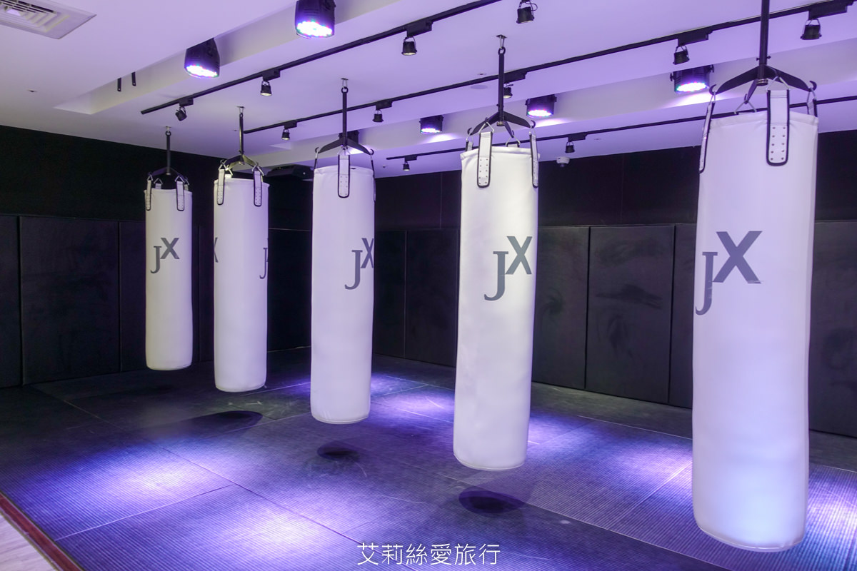 新北住宿 新板傑仕堡有氧酒店 大片落地窗 浴缸泡澡好放鬆 日式景觀湯屋房客免費使用 步行到新北耶誕城