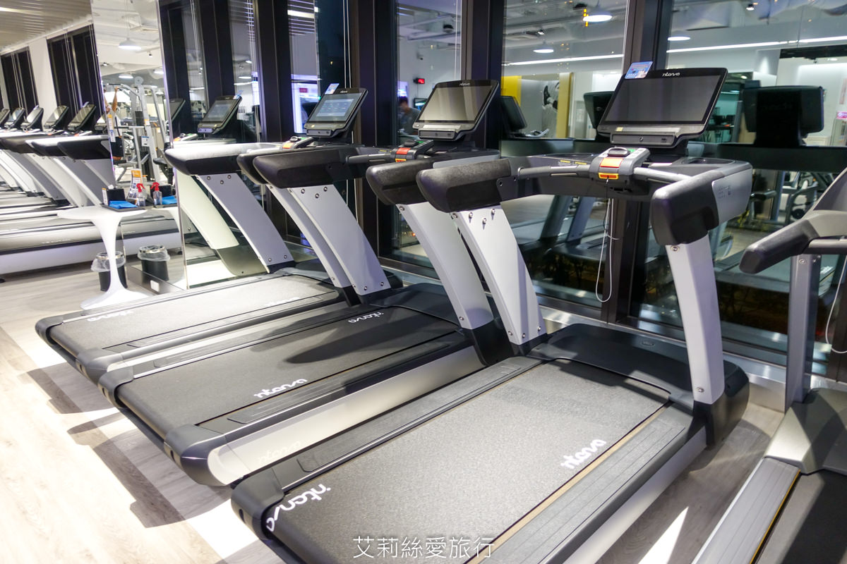 新北住宿 新板傑仕堡有氧酒店 大片落地窗 浴缸泡澡好放鬆 日式景觀湯屋房客免費使用 步行到新北耶誕城