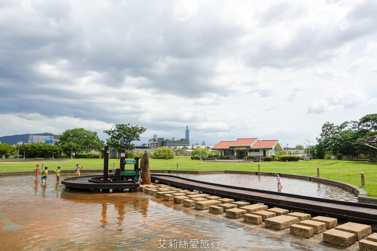 台北免費玩水景點 2024開放時間 內湖運動公園 水深不到50cm有沖水區和廁所 沙坑和兒童遊戲區 野餐休息好放鬆