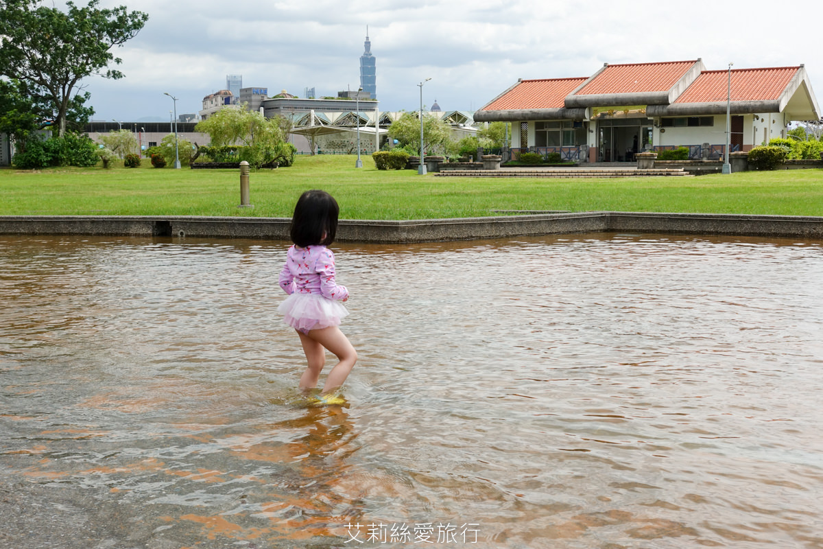 台北免費玩水景點 2024開放時間 內湖運動公園 水深不到50cm有沖水區和廁所 沙坑和兒童遊戲區 野餐休息好放鬆