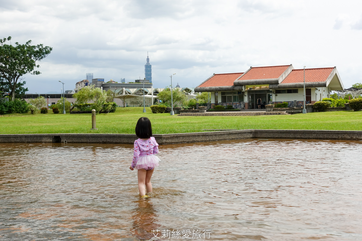 台北免費玩水景點 2024開放時間 內湖運動公園 水深不到50cm有沖水區和廁所 沙坑和兒童遊戲區 野餐休息好放鬆