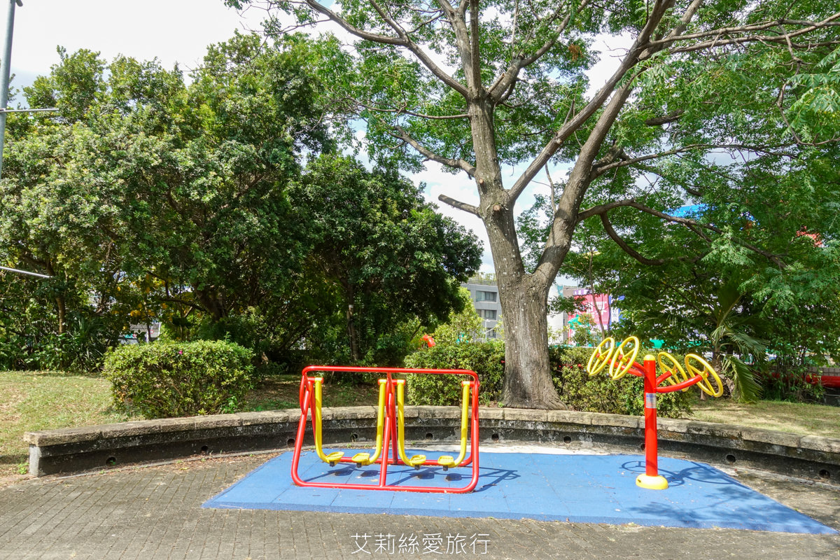 台北免費玩水景點 2024開放時間 內湖運動公園 水深不到50cm有沖水區和廁所 沙坑和兒童遊戲區 野餐休息好放鬆