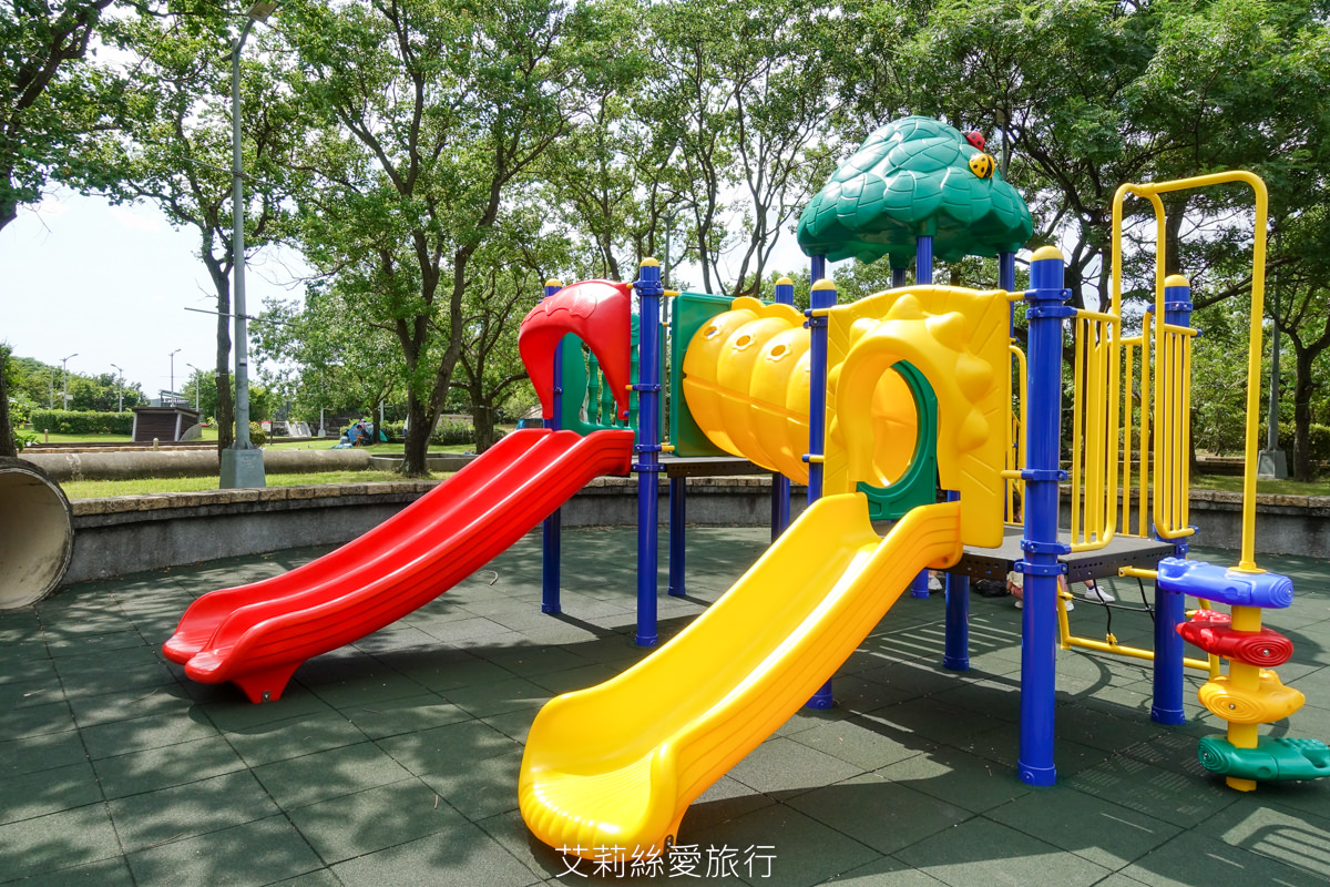台北免費玩水景點 2024開放時間 內湖運動公園 水深不到50cm有沖水區和廁所 沙坑和兒童遊戲區 野餐休息好放鬆