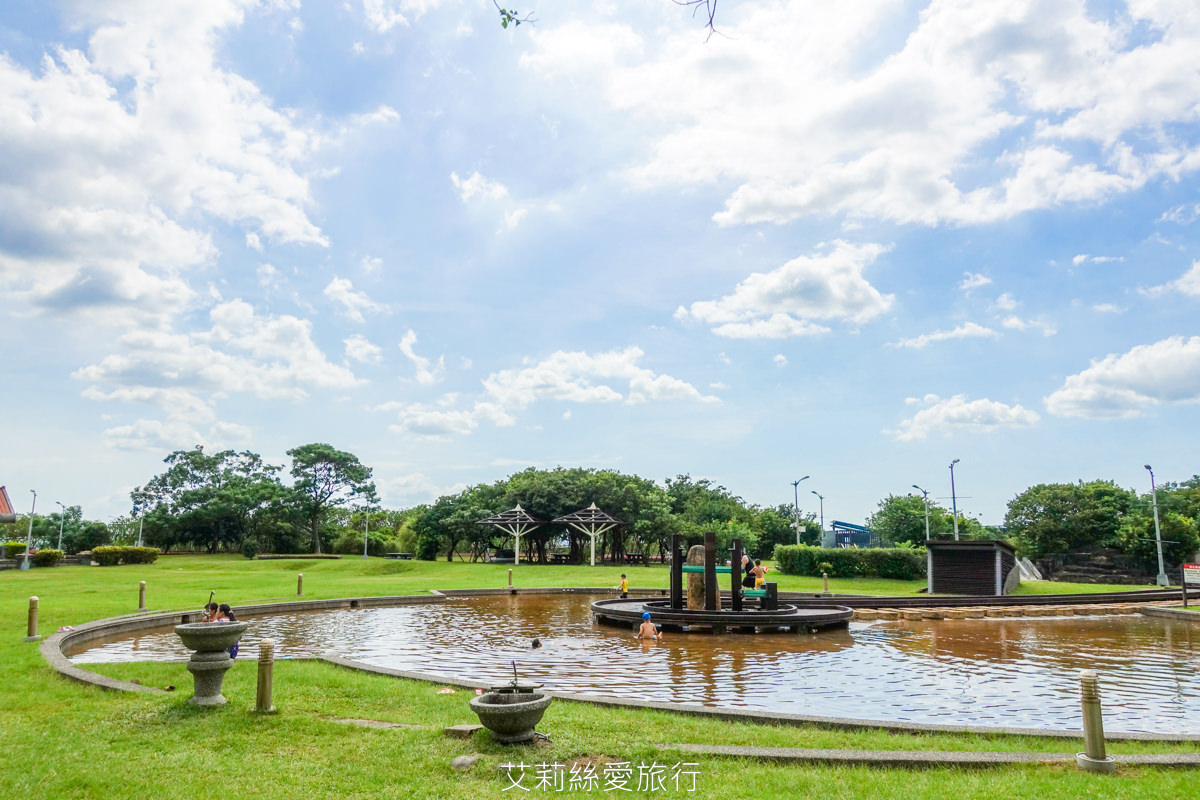 台北免費玩水景點 2024開放時間 內湖運動公園 水深不到50cm有沖水區和廁所 沙坑和兒童遊戲區 野餐休息好放鬆