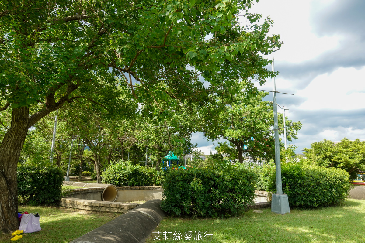 台北免費玩水景點 2024開放時間 內湖運動公園 水深不到50cm有沖水區和廁所 沙坑和兒童遊戲區 野餐休息好放鬆