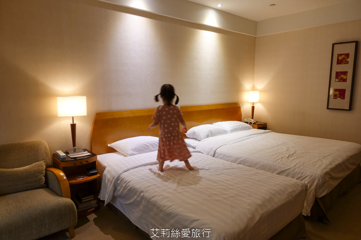 北投春天酒店尊爵三人房 有一張雙人床和一張單人床