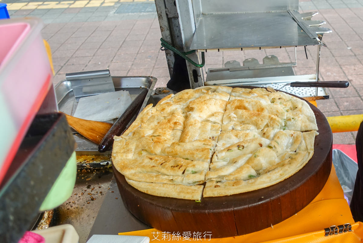 三重小吃 在地人激推的下午茶美食 味香珍九層塔蔥油餅 香酥美味有12種口味可以選 捷運三和國中站
