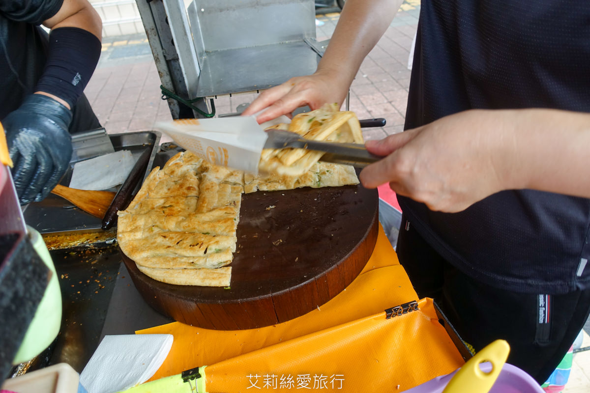 三重小吃 在地人激推的下午茶美食 味香珍九層塔蔥油餅 香酥美味有12種口味可以選 捷運三和國中站