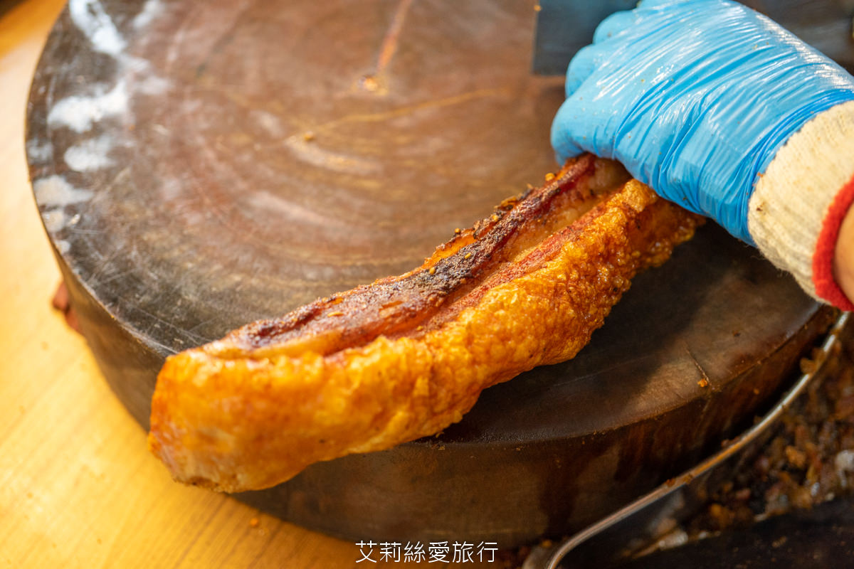 信義區美食 吳興市場內 品臻黃金脆皮燒肉 脆香嫩酥獨門醬汁 金黃酥脆好吃不油不死鹹 吳興商圈內 可宅配到府