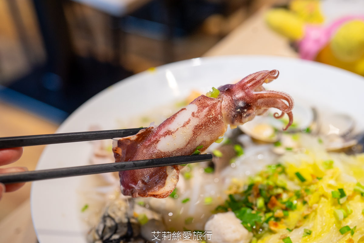 桃園美食推薦！小料理海米粉莊敬店 滿滿海鮮好料鮮甜米粉湯 半熟蛋黃淋在滿滿膠質滷肉飯 實在太滿足！