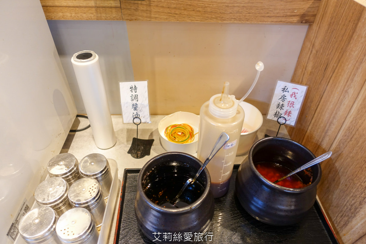 桃園美食推薦！小料理海米粉莊敬店 滿滿海鮮好料鮮甜米粉湯 半熟蛋黃淋在滿滿膠質滷肉飯 實在太滿足！