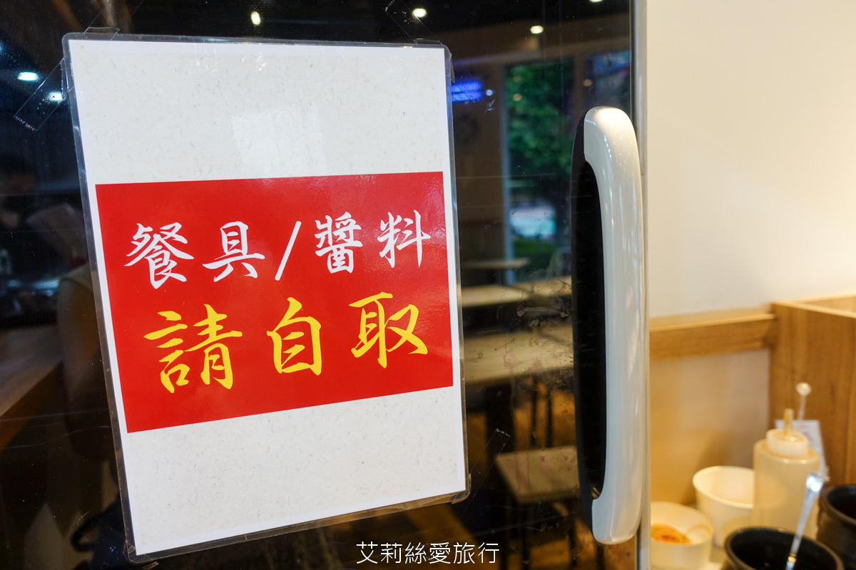 桃園美食推薦！小料理海米粉莊敬店 滿滿海鮮好料鮮甜米粉湯 半熟蛋黃淋在滿滿膠質滷肉飯 實在太滿足！