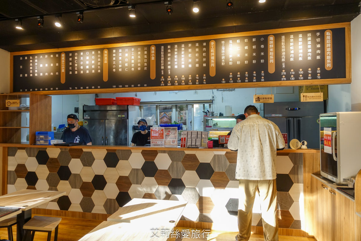桃園美食推薦！小料理海米粉莊敬店 滿滿海鮮好料鮮甜米粉湯 半熟蛋黃淋在滿滿膠質滷肉飯 實在太滿足！