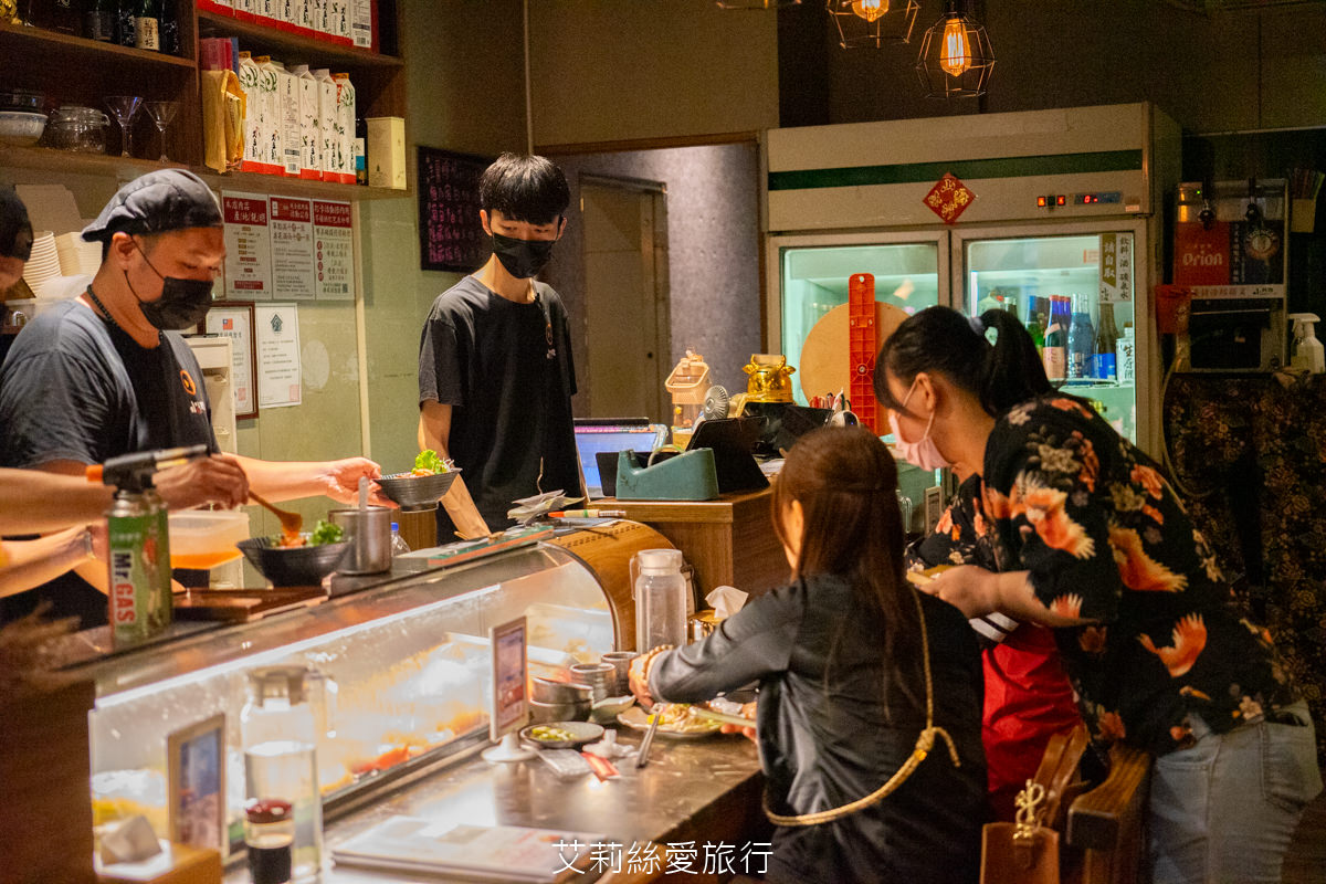 桃園排隊美食推薦！小料理食事処 嚴選食材基隆崁仔頂魚市新鮮直送 生魚片刺身 握壽司 炭火烤物 火鍋 熱炒 通通有！桃園車站美食