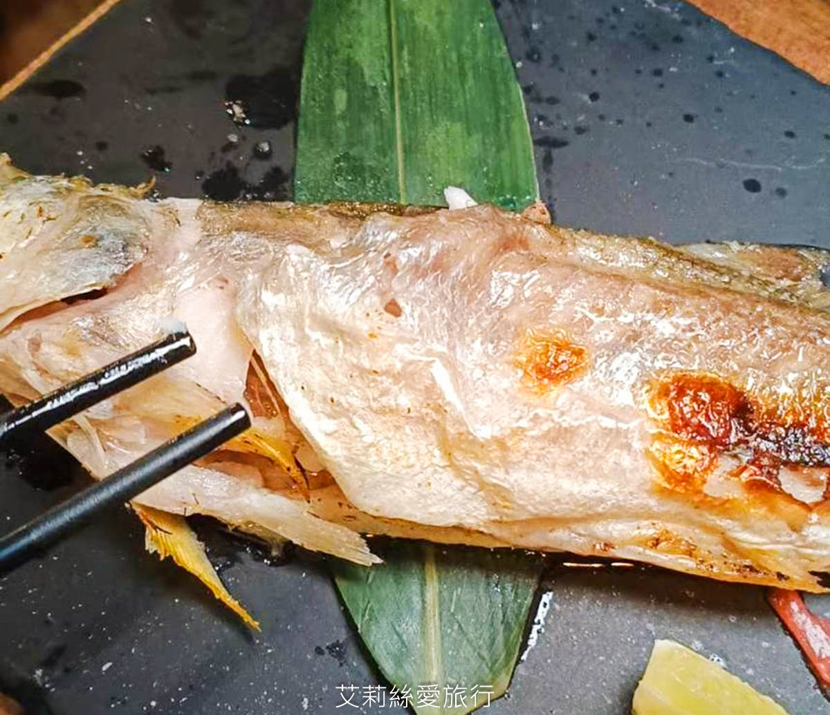 桃園排隊美食推薦！小料理食事処 嚴選食材基隆崁仔頂魚市新鮮直送 生魚片刺身 握壽司 炭火烤物 火鍋 熱炒 通通有！桃園車站美食