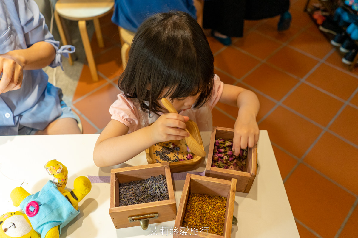 台北親子 小花園大稻埕 手作防蚊香包  可愛造型香包自己調配香味 旗袍換裝古蹟拍照 台北大稻埕迪化街景點
