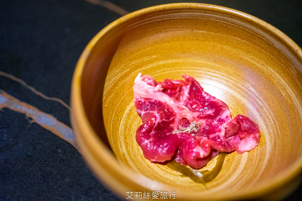 浪漫氛圍水族館式約會餐廳 7彩水母缸 山上走走 日式無菜單燒肉專門店 新竹市護城河親水公園週邊美食