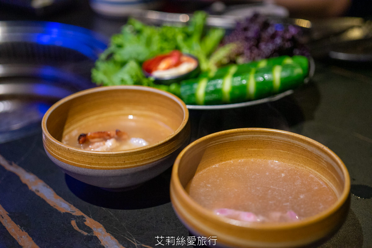浪漫氛圍水族館式約會餐廳 7彩水母缸 山上走走 日式無菜單燒肉專門店 新竹市護城河親水公園週邊美食