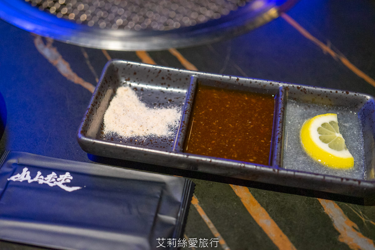 浪漫氛圍水族館式約會餐廳 7彩水母缸 山上走走 日式無菜單燒肉專門店 新竹市護城河親水公園週邊美食