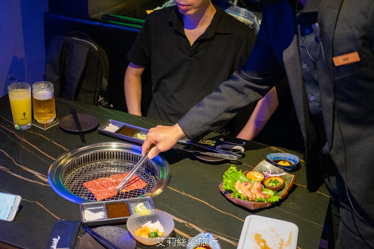 浪漫氛圍水族館式約會餐廳 7彩水母缸 山上走走 日式無菜單燒肉專門店 新竹市護城河親水公園週邊美食
