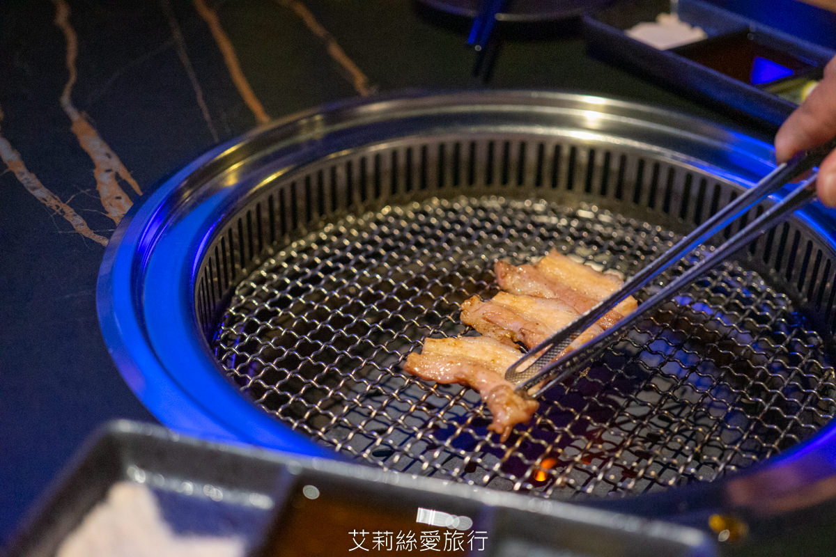 浪漫氛圍水族館式約會餐廳 7彩水母缸 山上走走 日式無菜單燒肉專門店 新竹市護城河親水公園週邊美食