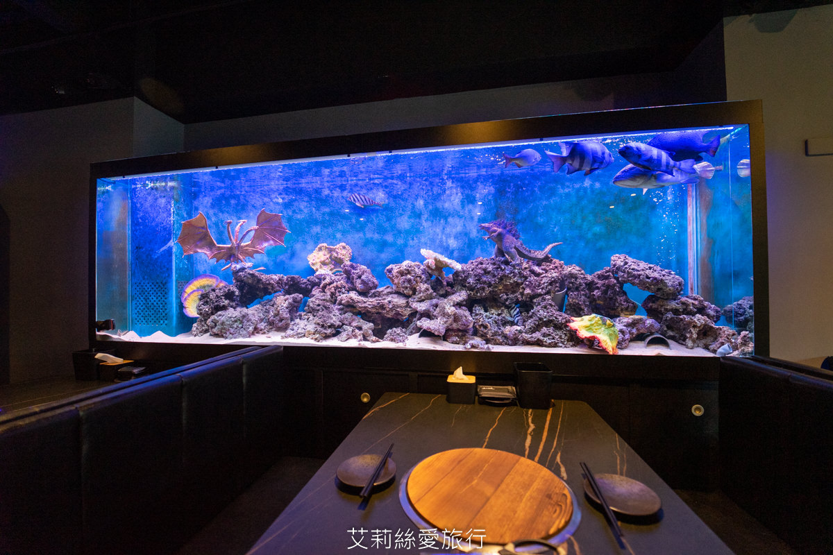 浪漫氛圍水族館式約會餐廳 7彩水母缸 山上走走 日式無菜單燒肉專門店 新竹市護城河親水公園週邊美食