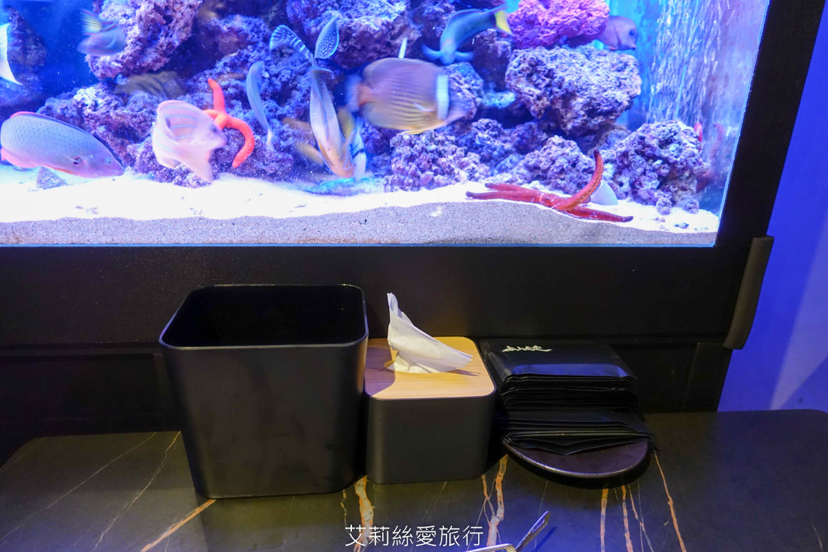浪漫氛圍水族館式約會餐廳 7彩水母缸 山上走走 日式無菜單燒肉專門店 新竹市護城河親水公園週邊美食