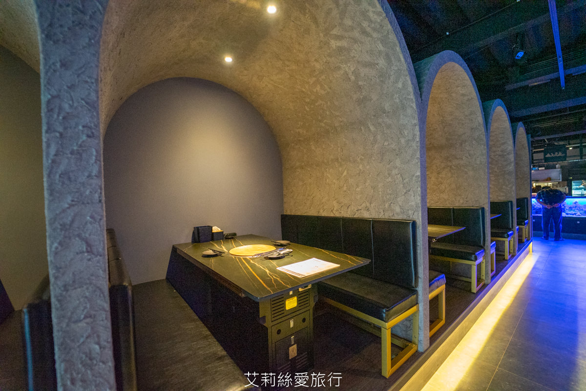 浪漫氛圍水族館式約會餐廳 7彩水母缸 山上走走 日式無菜單燒肉專門店 新竹市護城河親水公園週邊美食