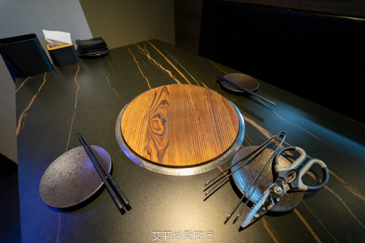 浪漫氛圍水族館式約會餐廳 7彩水母缸 山上走走 日式無菜單燒肉專門店 新竹市護城河親水公園週邊美食