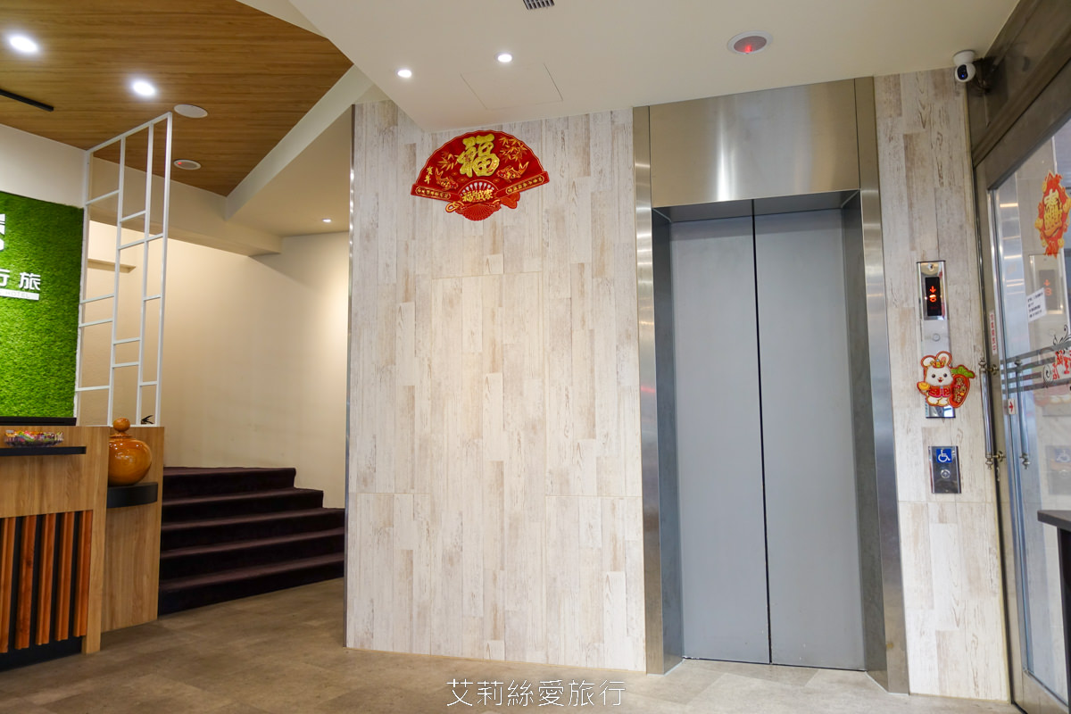 礁溪平價住宿推薦！帝王行旅 住宿加泡湯一人不到300元 還附免費停車 個人湯池不限時爽爽泡 彩繪牆好好拍