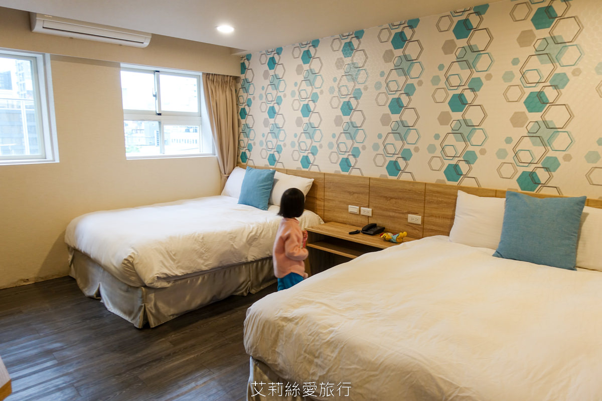 礁溪平價住宿推薦！帝王行旅 住宿加泡湯一人不到300元 還附免費停車 個人湯池不限時爽爽泡 彩繪牆好好拍