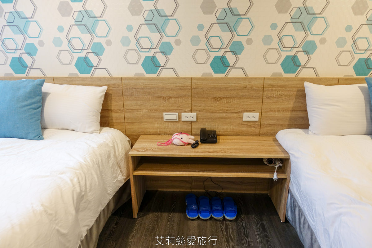 礁溪平價住宿推薦！帝王行旅 住宿加泡湯一人不到300元 還附免費停車 個人湯池不限時爽爽泡 彩繪牆好好拍