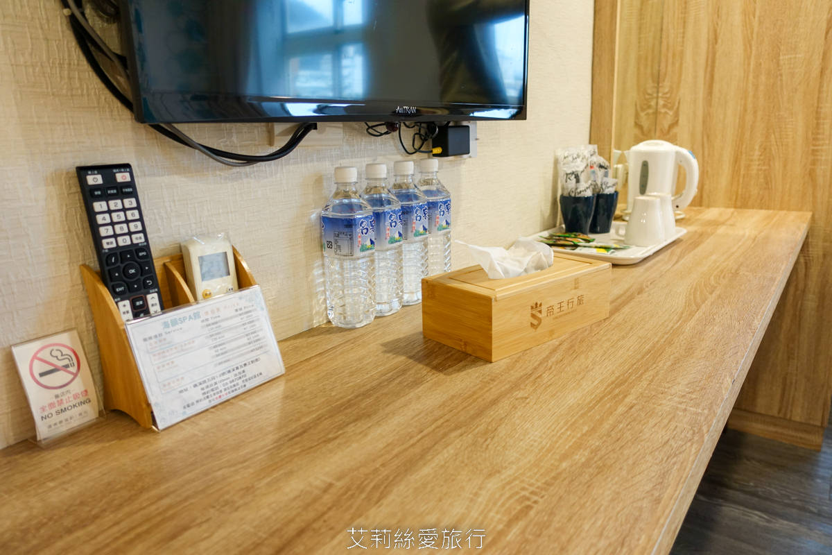 礁溪平價住宿推薦！帝王行旅 住宿加泡湯一人不到300元 還附免費停車 個人湯池不限時爽爽泡 彩繪牆好好拍
