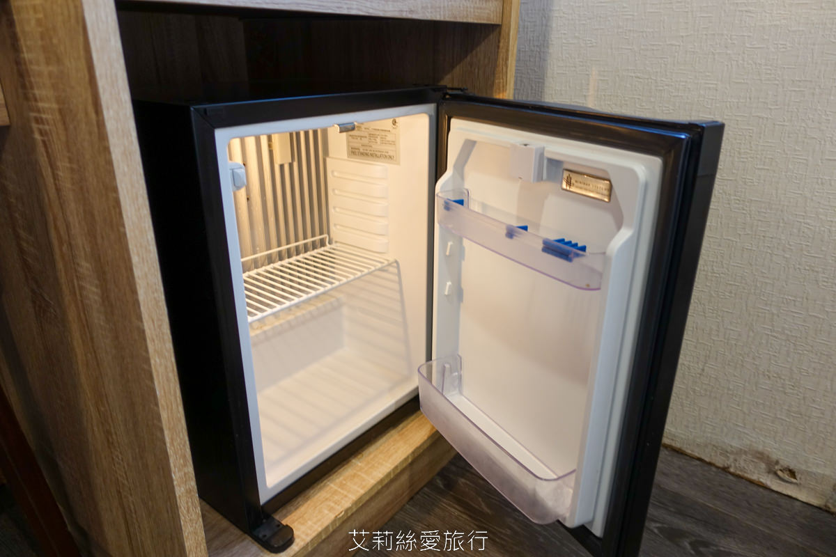 礁溪平價住宿推薦！帝王行旅 住宿加泡湯一人不到300元 還附免費停車 個人湯池不限時爽爽泡 彩繪牆好好拍