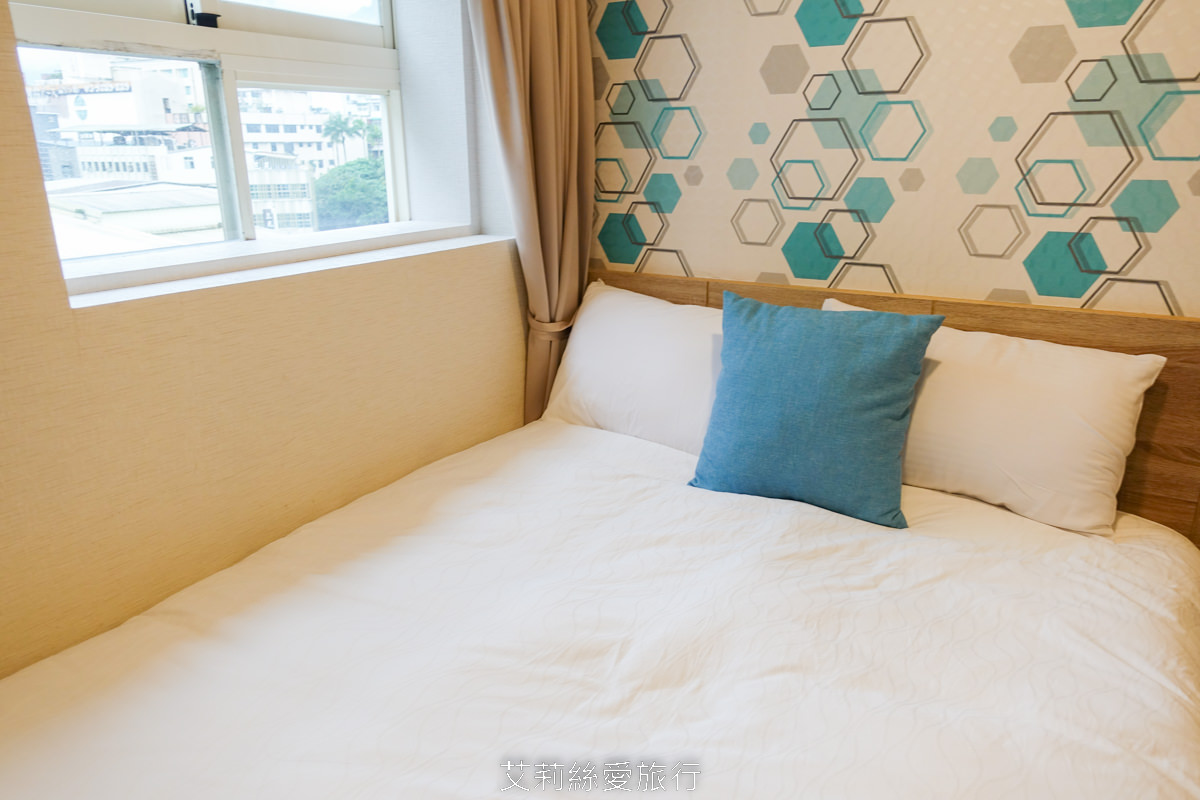 礁溪平價住宿推薦！帝王行旅 住宿加泡湯一人不到300元 還附免費停車 個人湯池不限時爽爽泡 彩繪牆好好拍