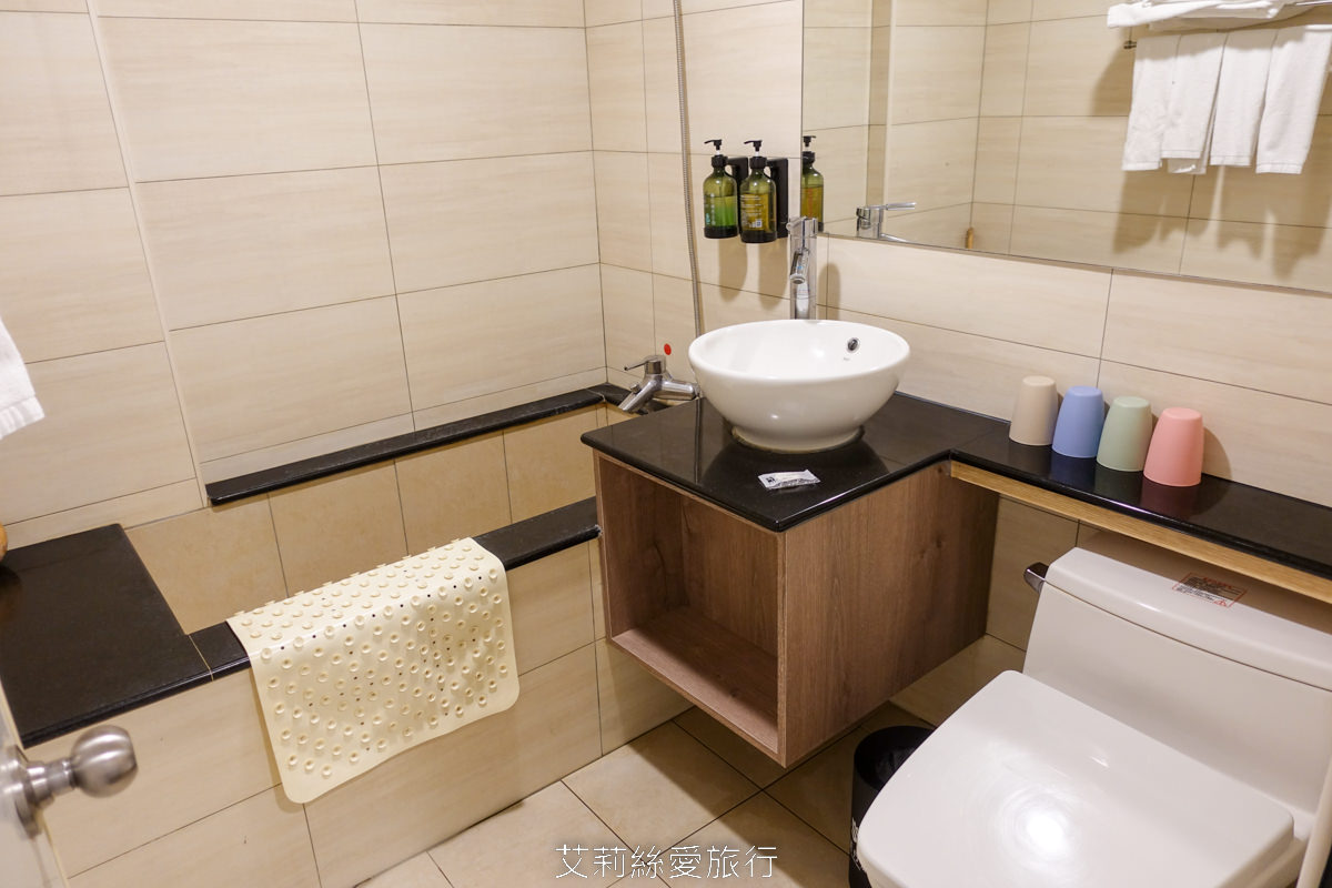 礁溪平價住宿推薦！帝王行旅 住宿加泡湯一人不到300元 還附免費停車 個人湯池不限時爽爽泡 彩繪牆好好拍