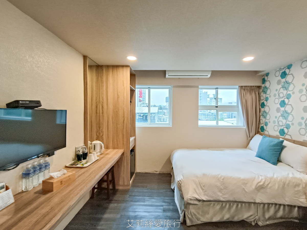 礁溪平價住宿推薦！帝王行旅 住宿加泡湯一人不到300元 還附免費停車 個人湯池不限時爽爽泡 彩繪牆好好拍