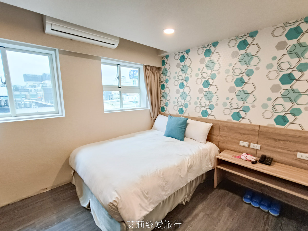 礁溪平價住宿推薦！帝王行旅 住宿加泡湯一人不到300元 還附免費停車 個人湯池不限時爽爽泡 彩繪牆好好拍