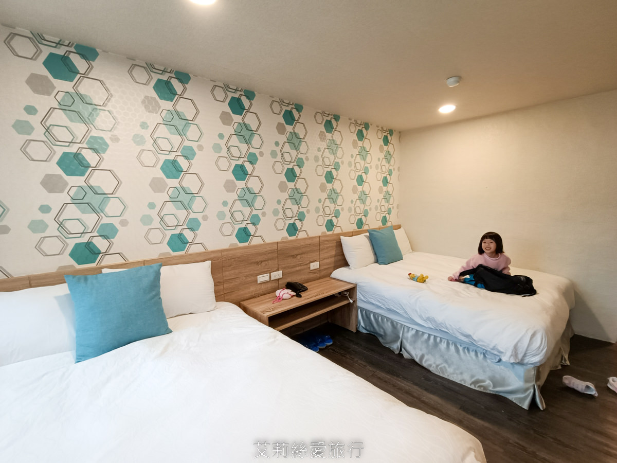 礁溪平價住宿推薦！帝王行旅 住宿加泡湯一人不到300元 還附免費停車 個人湯池不限時爽爽泡 彩繪牆好好拍