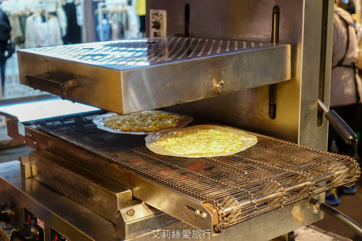 饒河夜市必吃 幸花明太子起司烤餅 香香鹹鹹明太子淡淡起司味 餅皮薄脆好吃沒負擔！