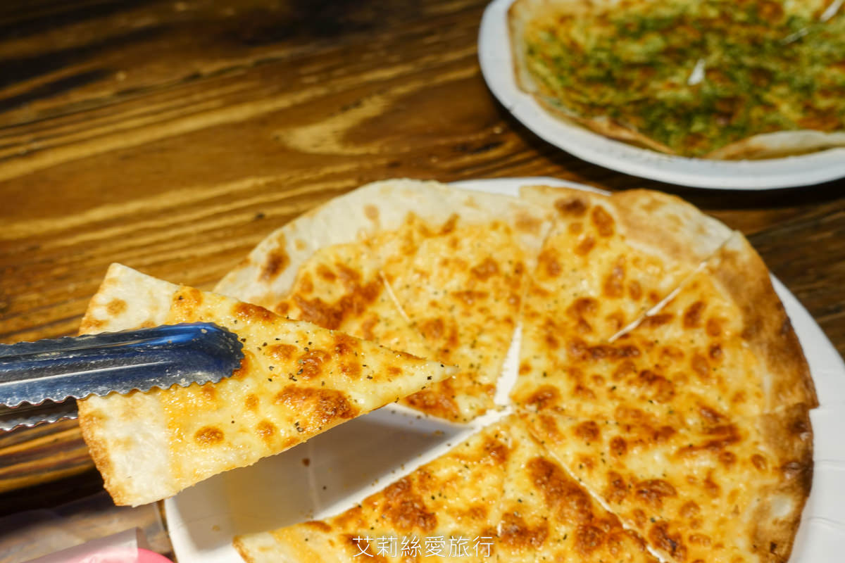 饒河夜市必吃 幸花明太子起司烤餅 香香鹹鹹明太子淡淡起司味 餅皮薄脆好吃沒負擔！