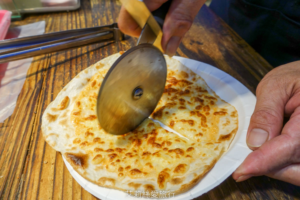 饒河夜市必吃 幸花明太子起司烤餅 香香鹹鹹明太子淡淡起司味 餅皮薄脆好吃沒負擔！