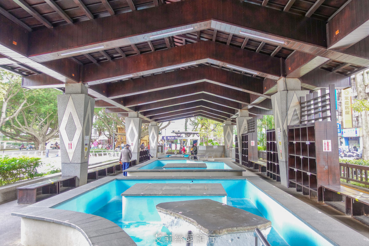 免費景點北投溫泉泡湯推薦！北投復興公園泡腳池 離捷運站最近的免費溫泉泡腳池 木造城堡兒童遊戲區和沙坑可讓小孩放風~
