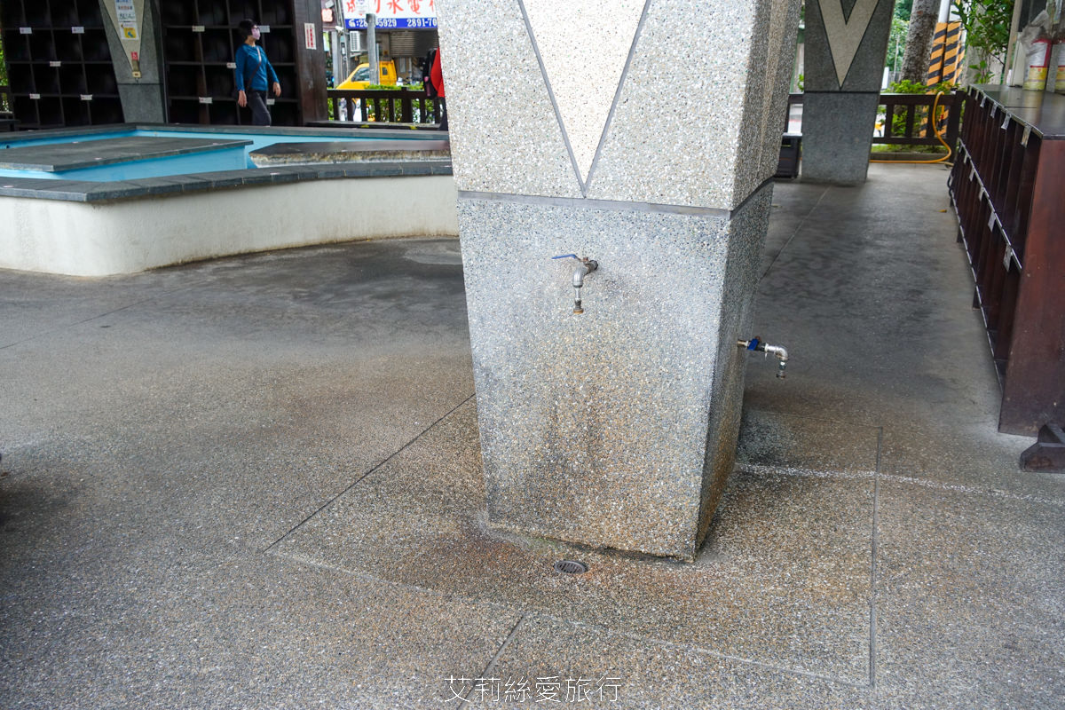 免費景點北投溫泉泡湯推薦！北投復興公園泡腳池 離捷運站最近的免費溫泉泡腳池 木造城堡兒童遊戲區和沙坑可讓小孩放風~