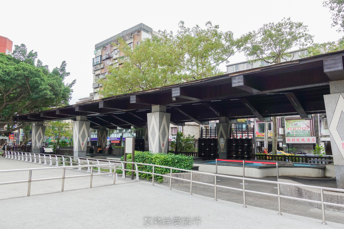 免費景點北投溫泉泡湯推薦！北投復興公園泡腳池 離捷運站最近的免費溫泉泡腳池 木造城堡兒童遊戲區和沙坑可讓小孩放風~