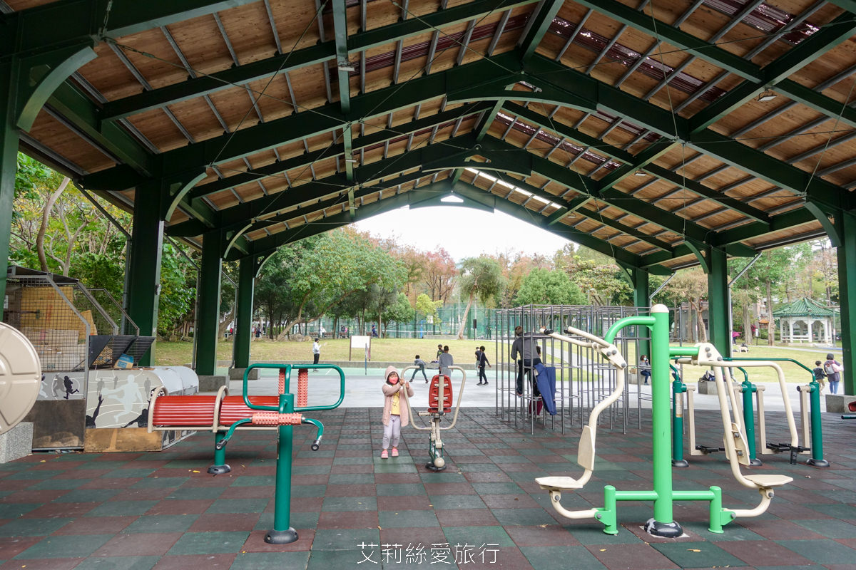 免費景點北投溫泉泡湯推薦！北投復興公園泡腳池 離捷運站最近的免費溫泉泡腳池 木造城堡兒童遊戲區和沙坑可讓小孩放風~