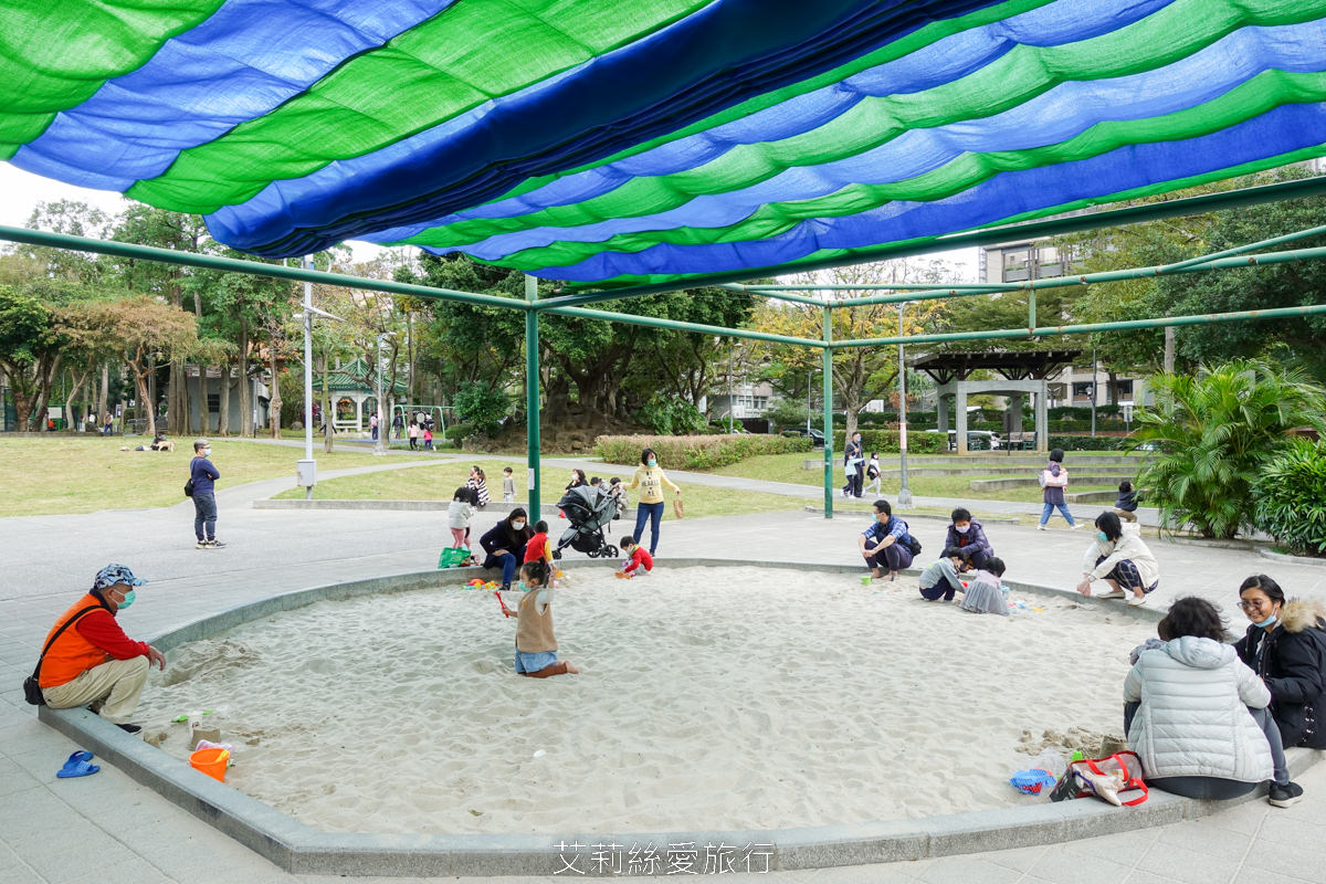免費景點北投溫泉泡湯推薦！北投復興公園泡腳池 離捷運站最近的免費溫泉泡腳池 木造城堡兒童遊戲區和沙坑可讓小孩放風~
