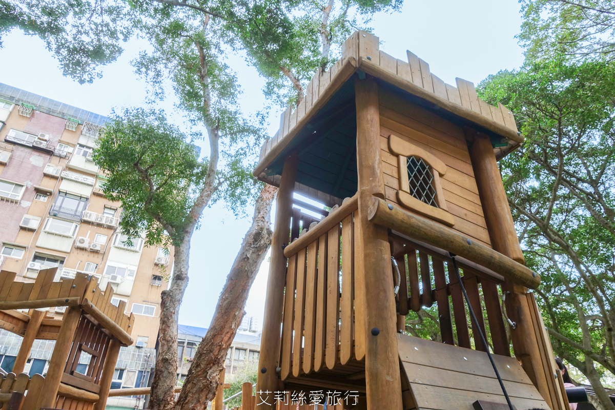 免費景點北投溫泉泡湯推薦！北投復興公園泡腳池 離捷運站最近的免費溫泉泡腳池 木造城堡兒童遊戲區和沙坑可讓小孩放風~