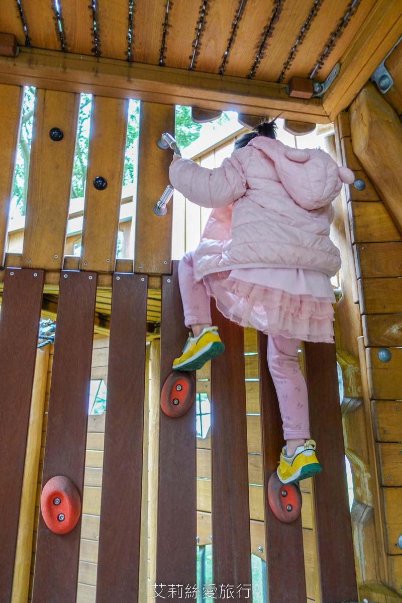 免費景點北投溫泉泡湯推薦！北投復興公園泡腳池 離捷運站最近的免費溫泉泡腳池 木造城堡兒童遊戲區和沙坑可讓小孩放風~